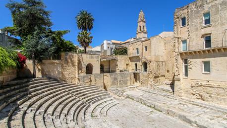 Das Teatro Romano ist nicht mit dem deutlich größeren Anfiteatro zu verwechseln. Es wurde erst vor ca. 90 Jahren entdeckt. Man muss es auch heute noch suchen, weil die üblichen Wege kaum in diese Ecke der Altstadt führen.